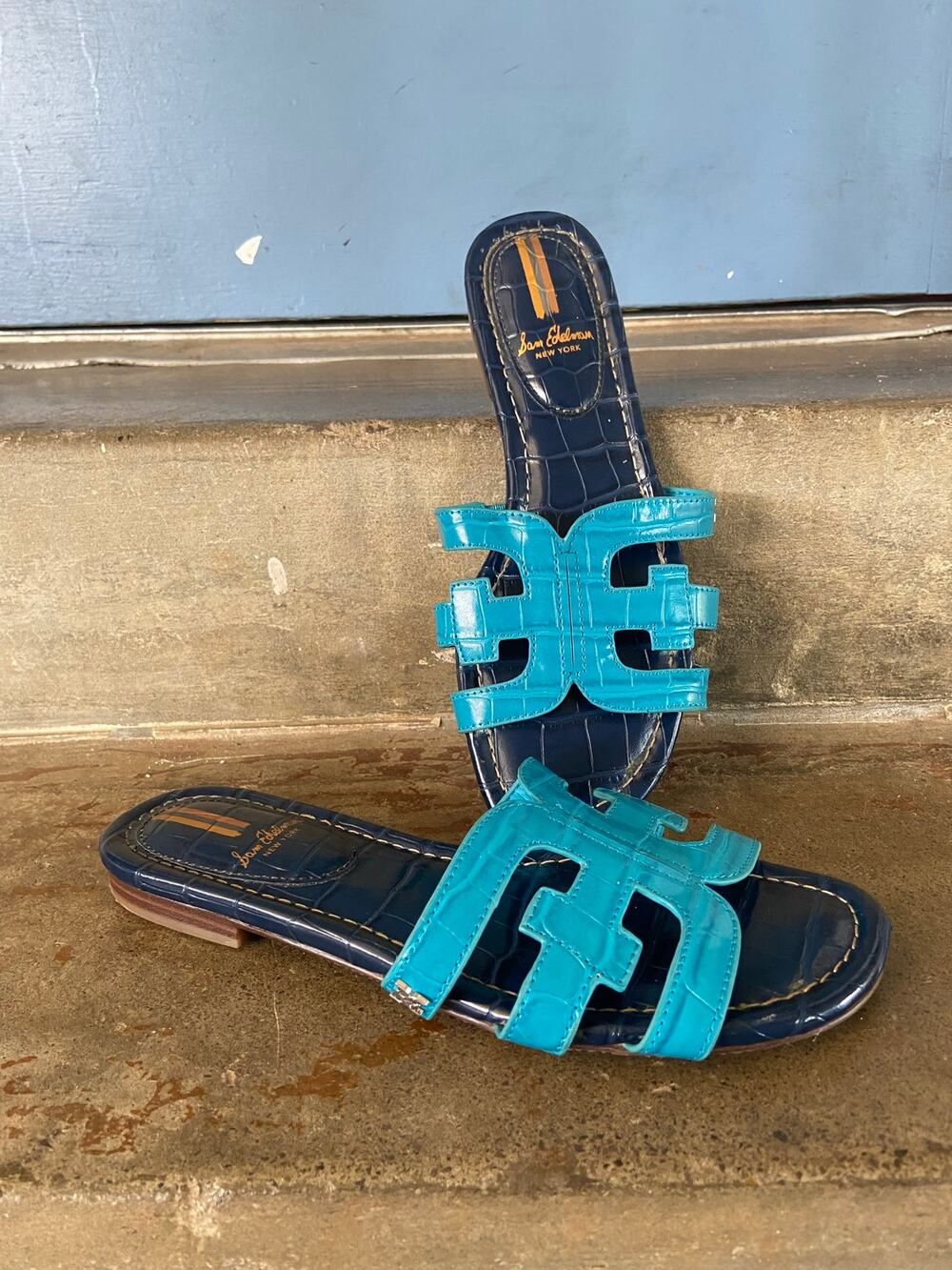 Sam Edelman “Bay” croc embossed torquoise slide sandal with contrast navy insole